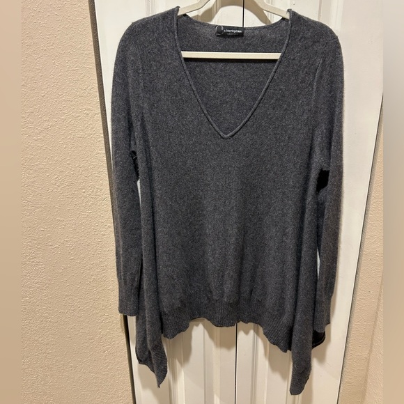 Bloomingdale’s Cashmere 100% V-Neck Asymmetrical Sweater Gray , size Large - Picture 2 of 4